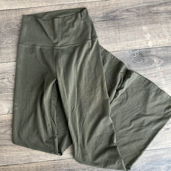 Offline Aerie Green High Waisted Flare Leggings Size Small - Picture 1 of 3